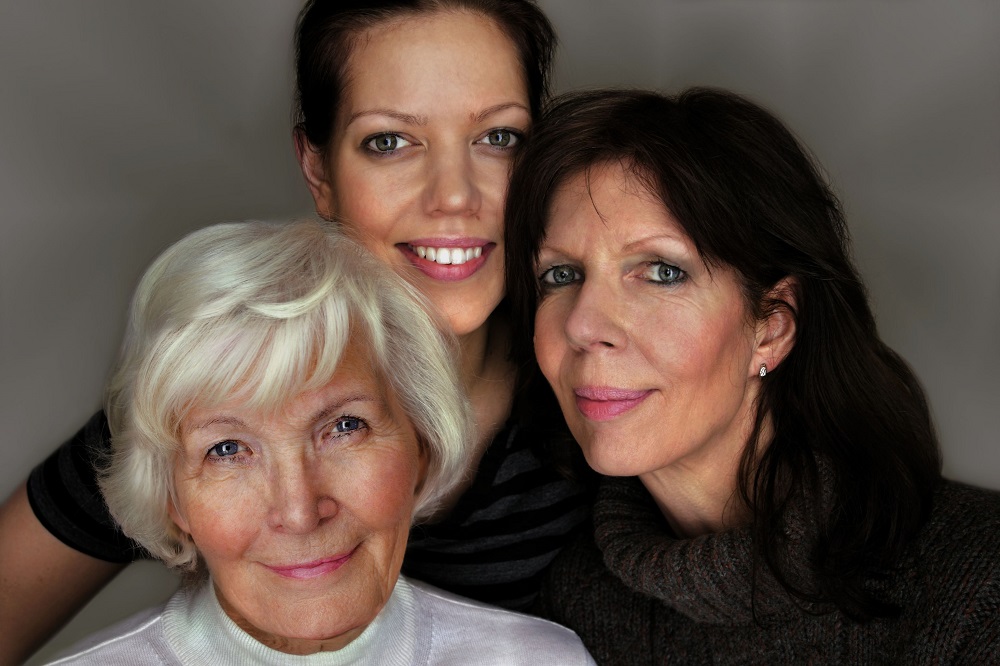 Portretul celor trei generații - fiica, mama și bunica