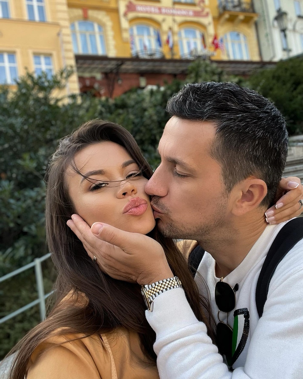 Flick o sărută pe obraz pe soția sa, Denisa Filcea.