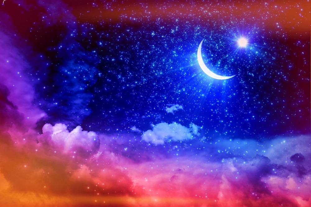 Cer înstelat în nuanțe de roz, albastru și roșu, cu luna care luminează puternic.