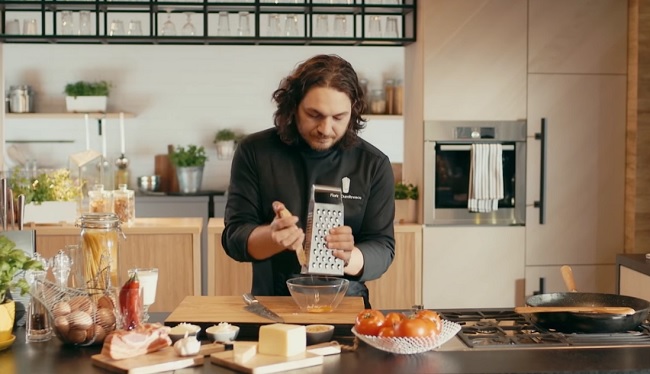 Chef Florin Dumitrescu în bucătărie, în timp ce gătește paste carbonara.