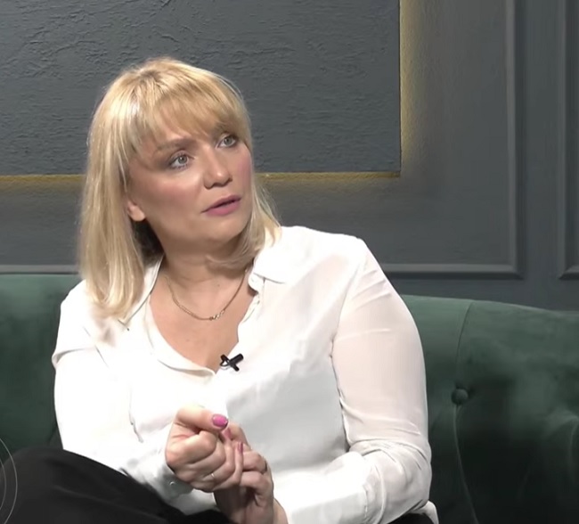 Cristina Cioran cu ochii în lacrimi în timpul emisiunii Ego Life din 4 iulie 2022.