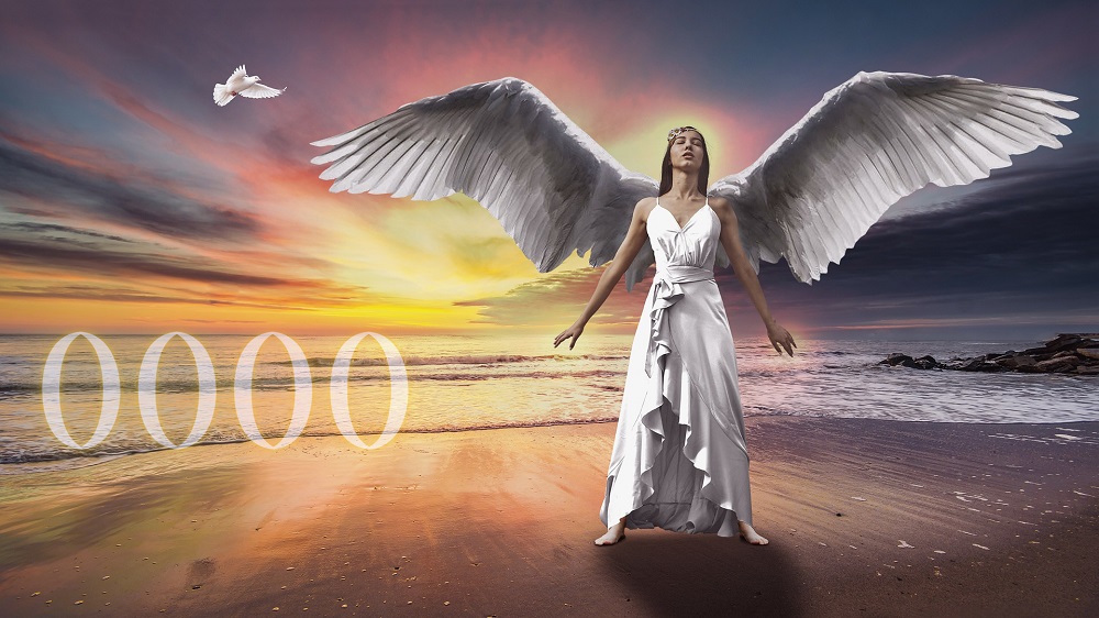 Femeie cu aripi de înger care stă pe plajă la apus.