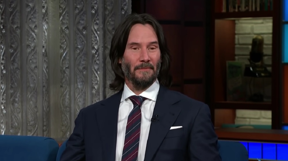 Keanu Reeves în timpul emisiunii „The Late Show with Stephen Colbert”