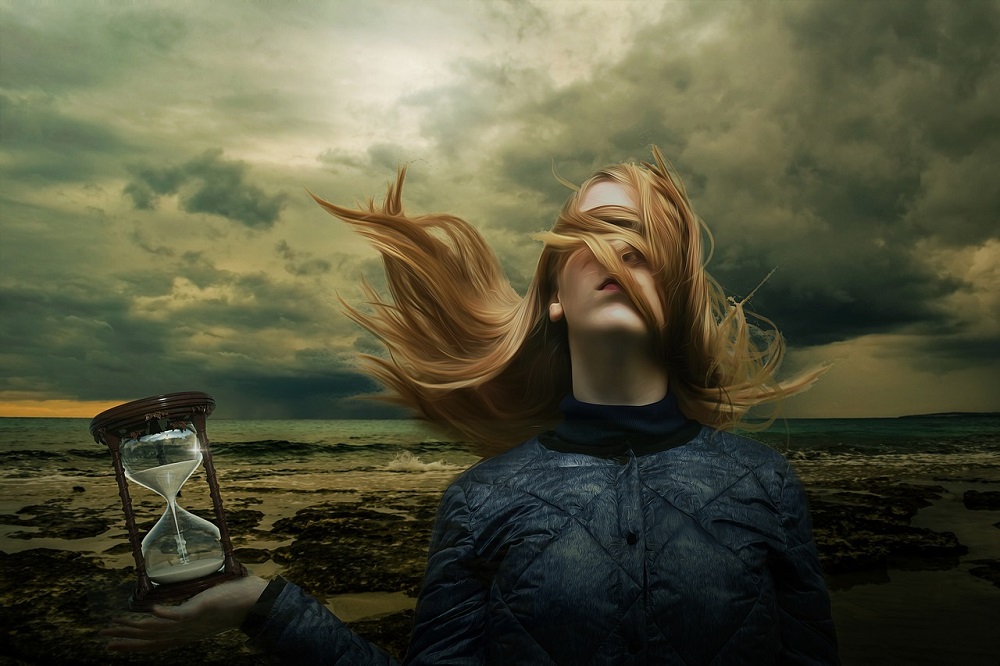 Ilustrație cu o femeie care stă în bătaia vântului și ține în mână o clepsidră.