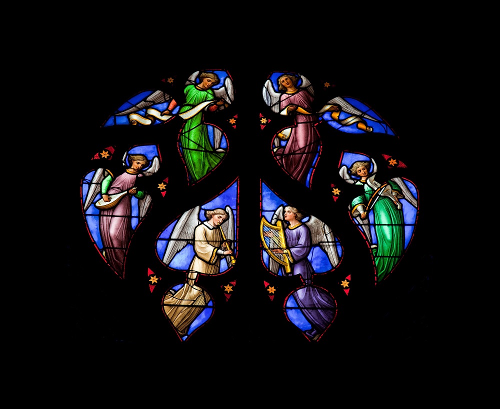 Vitraliu înfățișând un cor de îngeri, în catedrala din Bruxelles