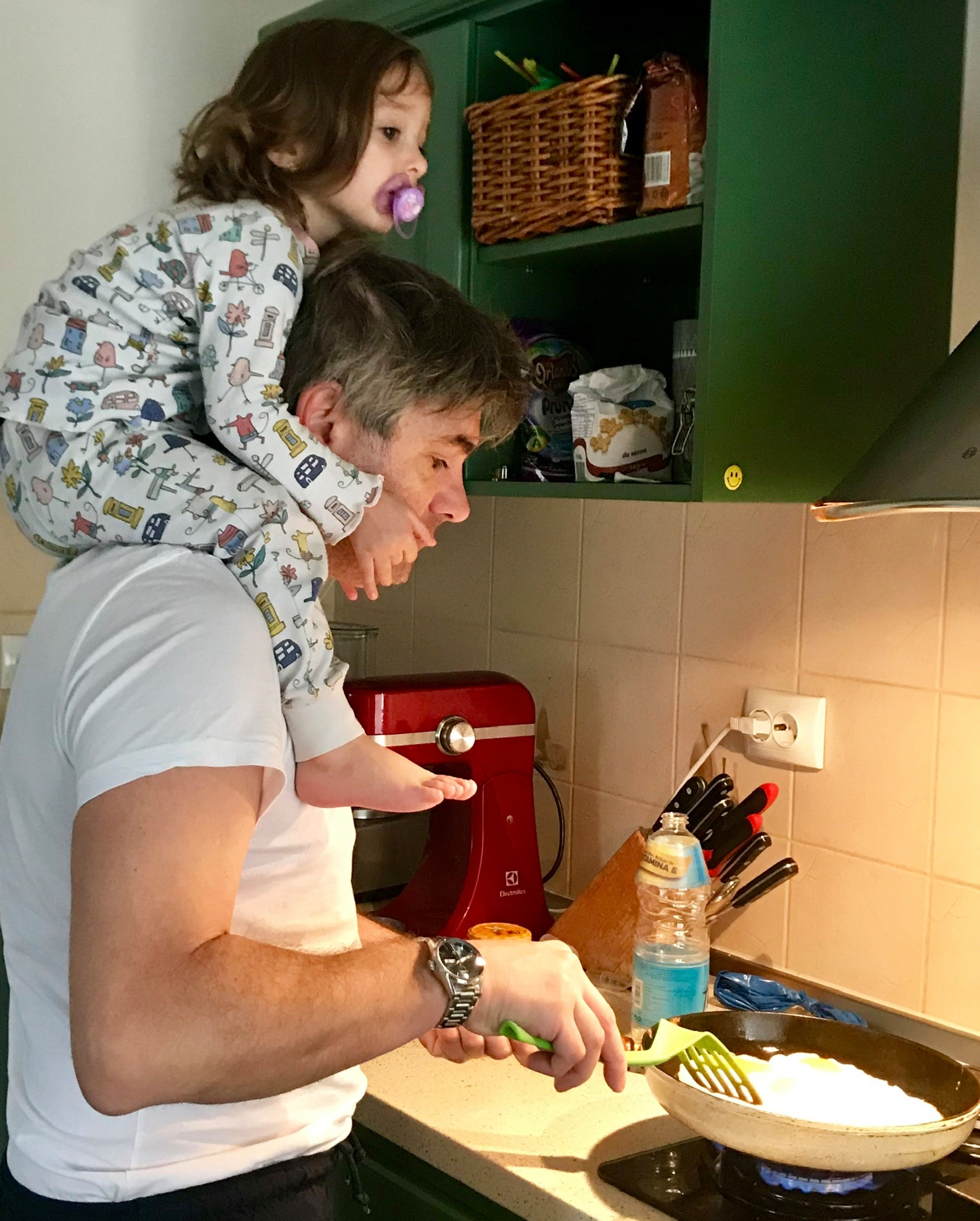 Mircea Radu și fetița lui în bucătărie