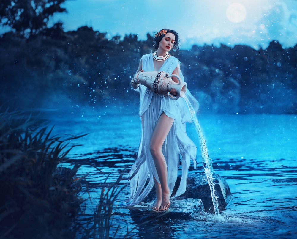 Ilustrație zodia Vărsător - o femeie care toarnă apă în râu dintr-un vas, în timp ce stă în lumina Lunii Pline.