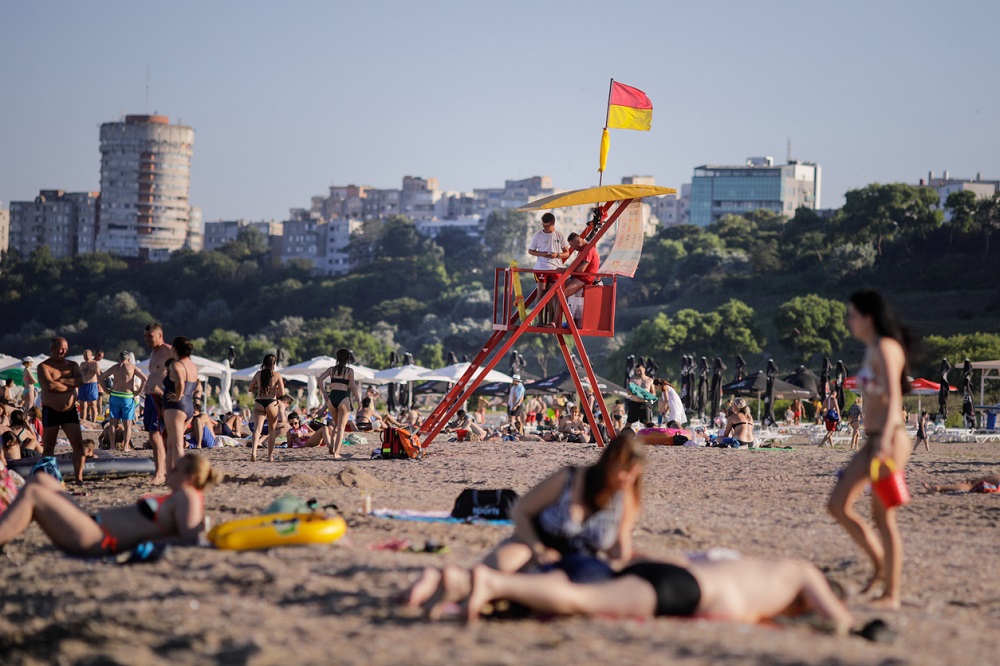 Salvamar român pe o plajă de la Marea Neagră, în amurgul unei zile de vară.