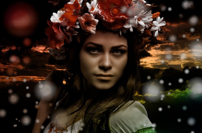 Portretul unei femei care are o coroniță de flori pe cap.