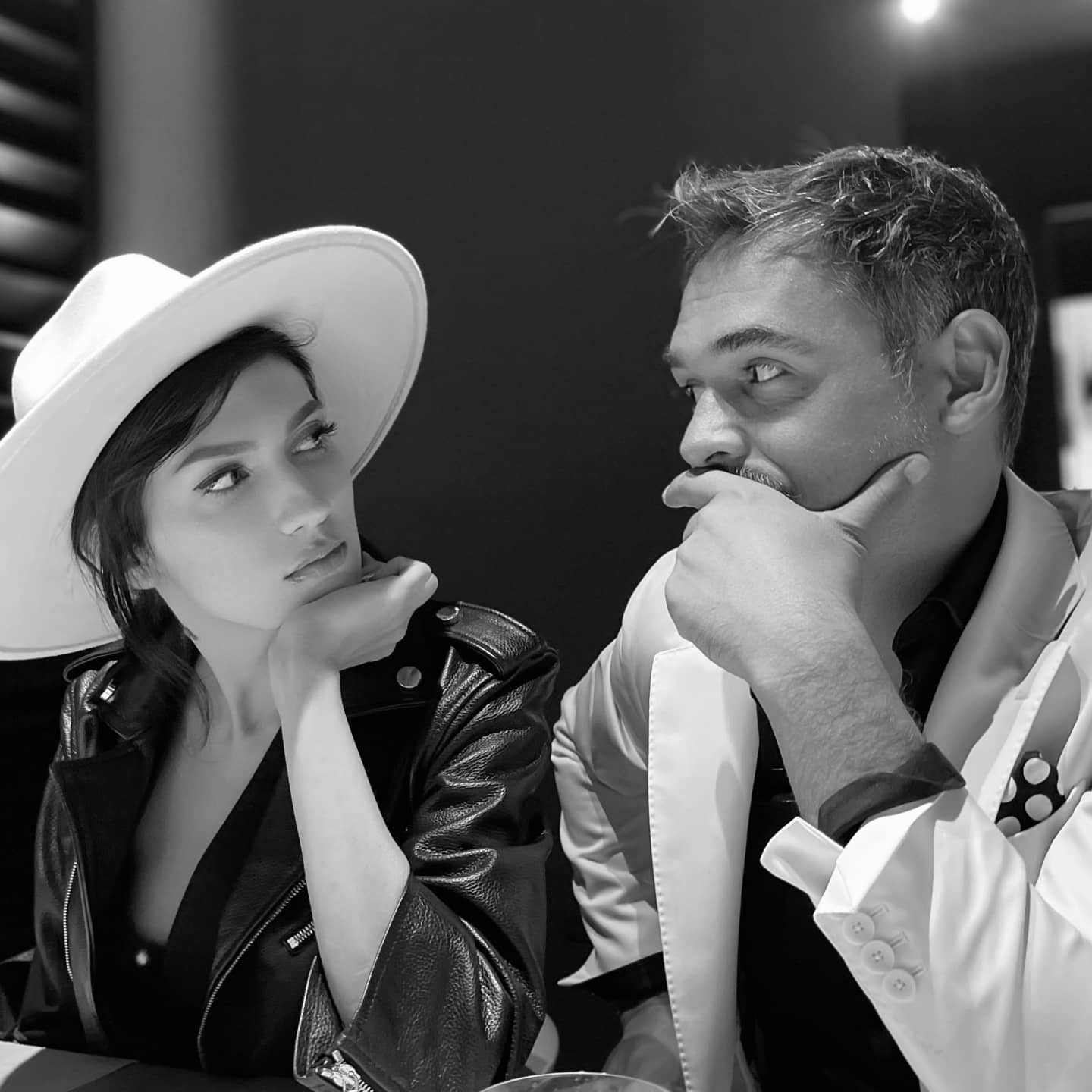 Daliana Răducan și Răzvan Simion, uitându-se unul la celălalt, în timpul unei ieșiri la restaurant.