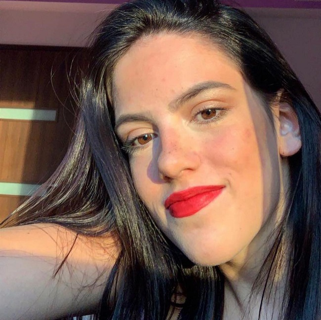 Alessia Maria Raiciu cu buzele roșii