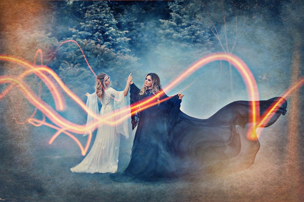 Două femei care ilustrează conceptul yin yang în ceață - întunericul întâlnește lumina