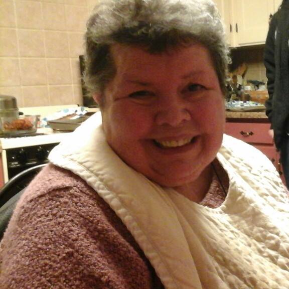 Donna Fierlit zâmbitoare în bucătărie