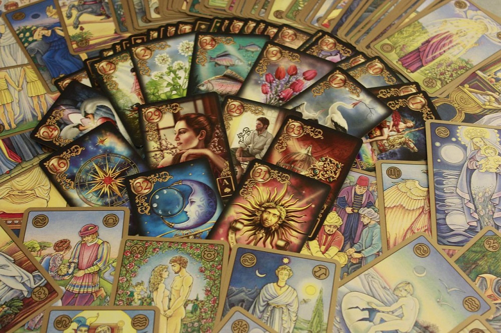 Cărți de Tarot întinse pe o masă