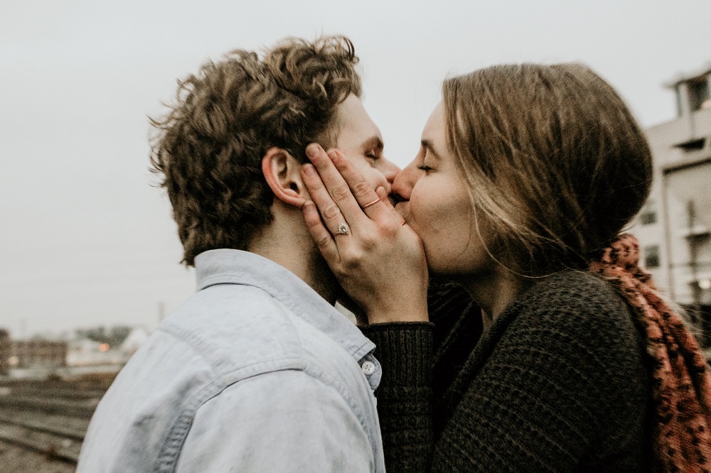 Femeie care își sărută apăsat partenerul