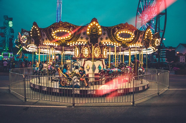 Carusel într-un parc de distracții