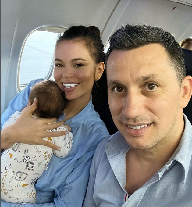 Flick alături de soție și fetița lor în avion.
