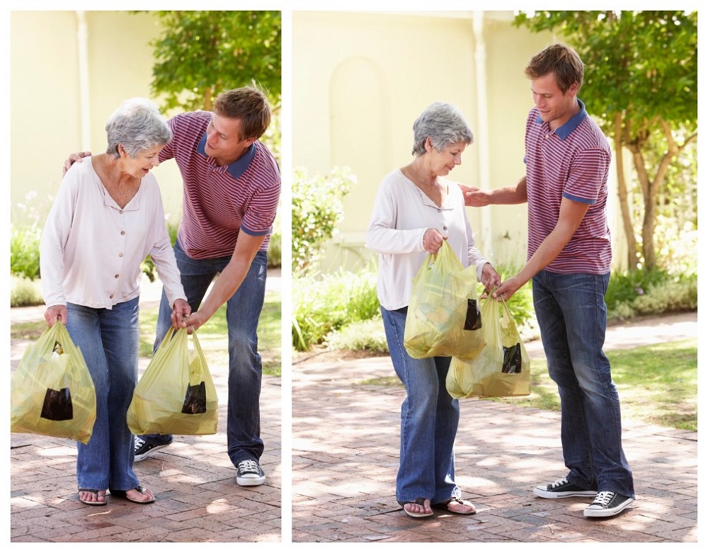 Bărbat care ajută o femeie în vârstă să care pungile de cumpărături