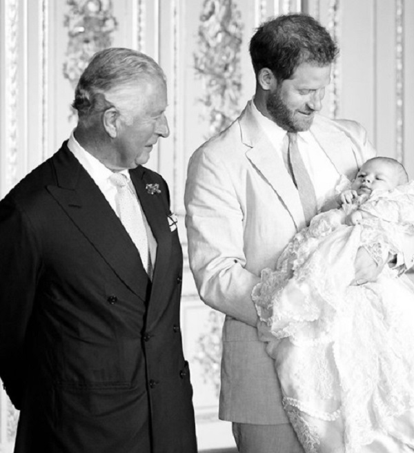 Regele Charles al III-lea alături de Prințul Harry și fiul acestuia.