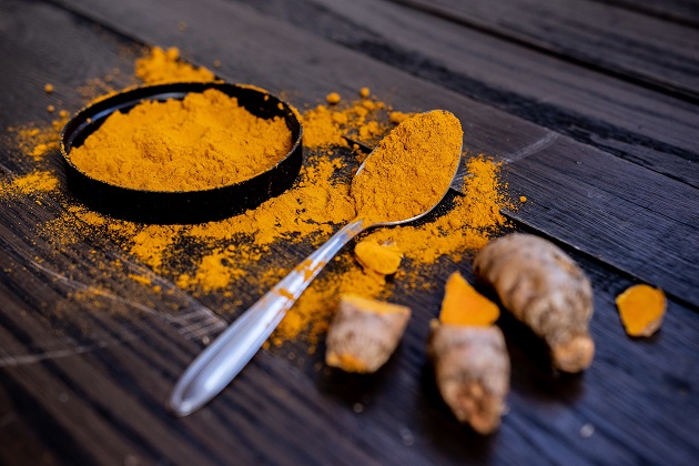 Turmeric întins pe o masă de lemn