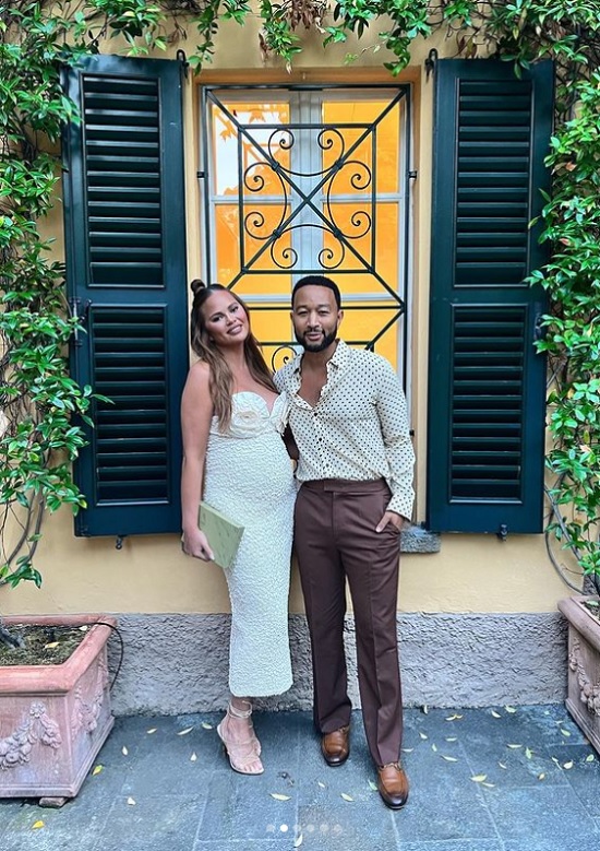 Modelul Chrissy Teigen și cântărețul John Legend îmbrăcați elegant cu rochie albă și cămașă albă cu picățele.