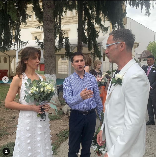 Andreea Vasile și Tudor Giurgiu, stând de vorbă cu invitații la cununia religioasă. 