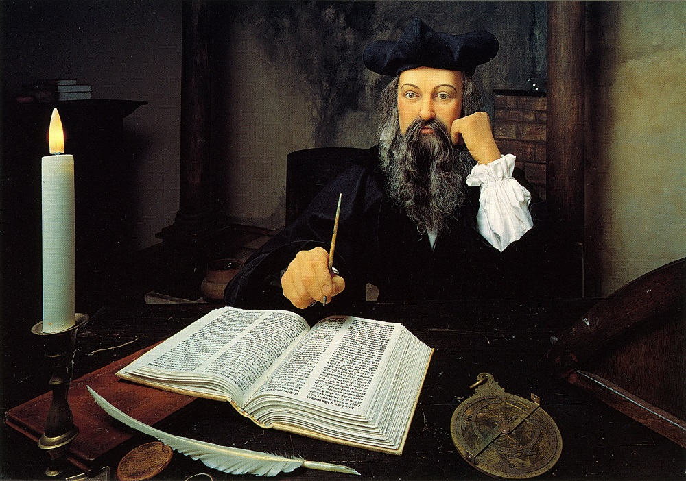 Imagine color, Nostradamus, Michel de Nostredame, în fața unei cărți, în La Maison de Nostradamus, Salon de Provence, Franța, (Fotografie de Rainer Binder)