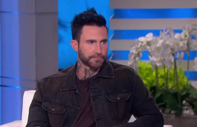 Adam Levine în platou la TheEllenShow