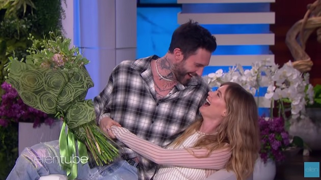 Adam Levine și soția sa în emisiunea TheEllenShow