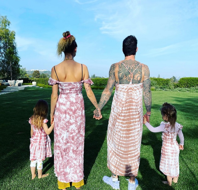 Adam Levine alături de soția lui și cele două fiice ale lor.