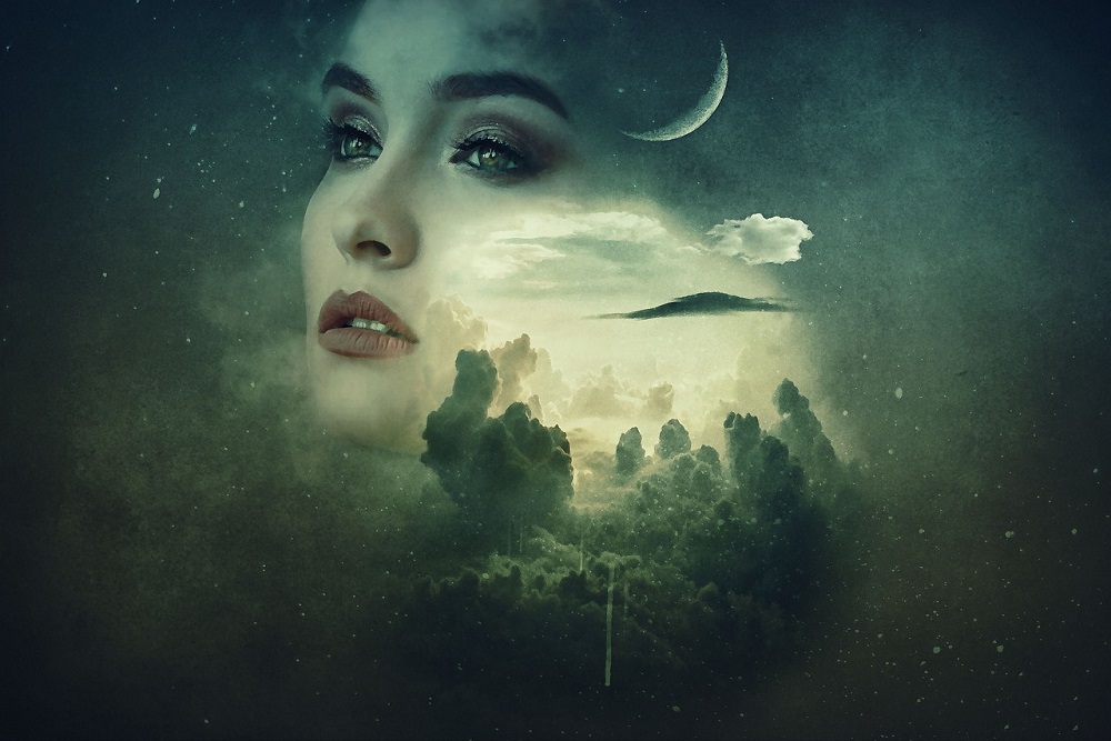 Portret de femeie care are Luna în păr.