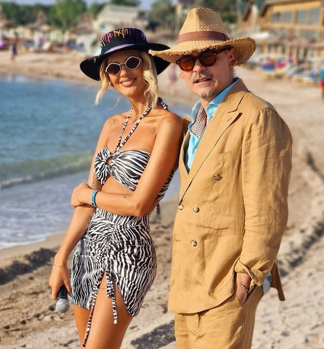 Ramona Olaru și Răzvan Simion, în timp ce filmau pe plajă pentru „Neatza cu Răzvan și Dani”