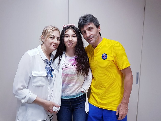 Kassandra Rotariu alături de părinții ei adoptivi, Dana și Iosif Rotariu