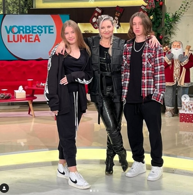Mihaela Cernea, alături de copiii ei, Leia și Leon în emisiunea Vorbește Lumea de la Pro TV.