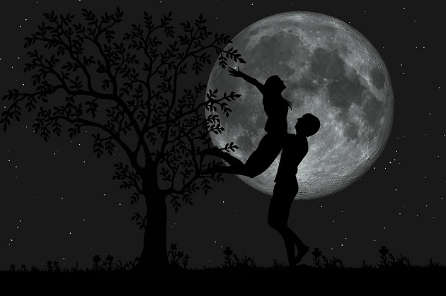 Ilustrație cuplu pe timp de Lună Plină, bărbatul își ridică partenera în brațe.