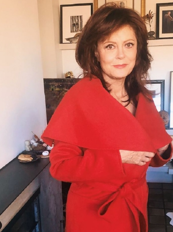 Susan Sarandon îmbrăcată într-un palton roșu aprins