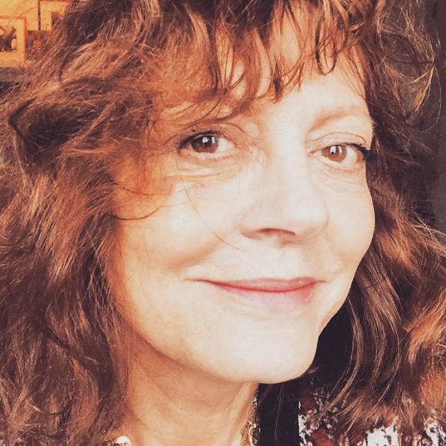 Susan Sarandon zâmbitoare, cu bucle lejere și un machiaj natural.