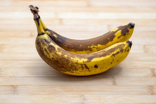 Două banane coapte așezate pe blatul din bucătărie