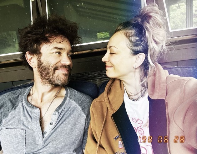 Actorul Tom Pelphrey, admirând-o pe iubita lui, Kaley Cuoco