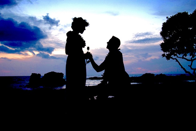 Siluete îndrăgostiți suprinși în momentul unei cereri în căsătorie