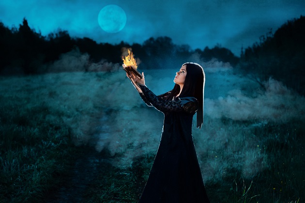 Ilustrație cu o femeie care arde o cărticică noaptea, la lumina Lunii Pline