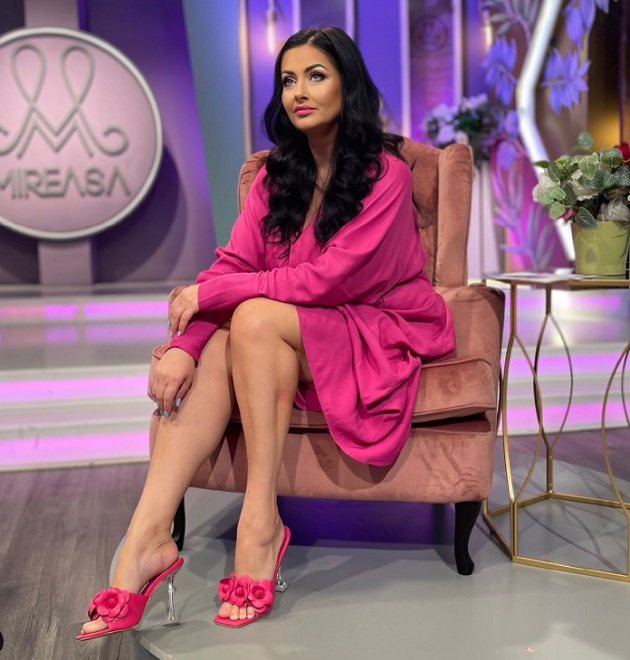 Gabriela Cristea într-o rochie roz, în platoul emisiunii pe care o prezintă la Antena Stars.