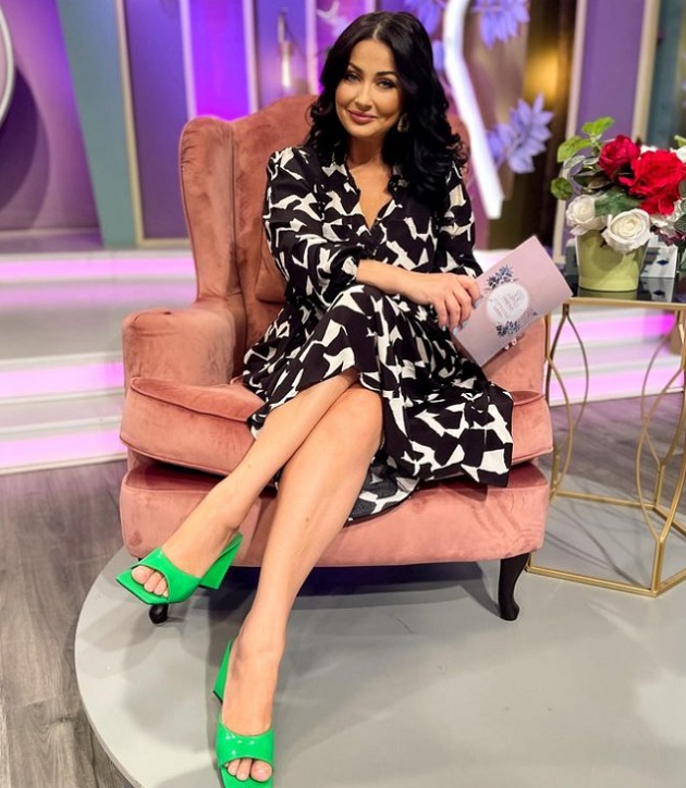 Gabriela Cristea așezată pe un fotoliu în platoul emisiunii „Mireasa - Capriciile Iubirii”