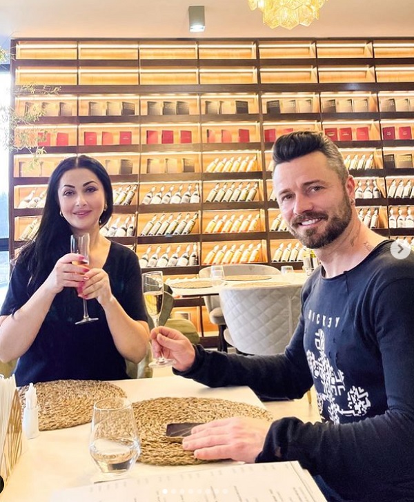 Gabriela Cristea și soțul ei Tavi Clonda, la o cină în timpul vacanței de iarnă din 2021.
