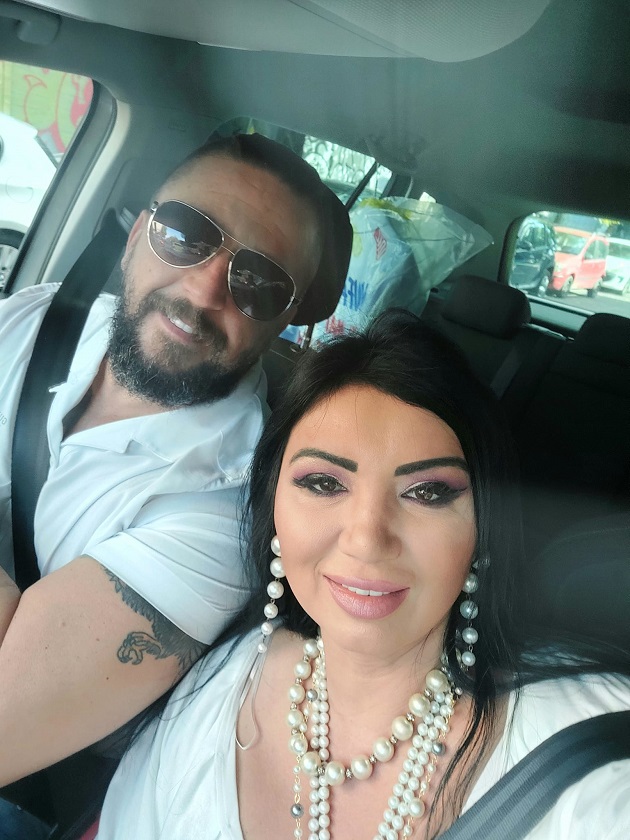 Adriana Bahmuțeanu în mașină, alături de soțul ei, George Restivan