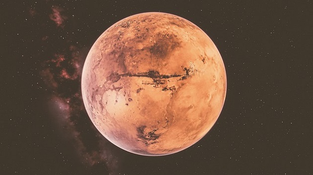 Planeta Marte pe un cer înstelat, cu reflexii roz