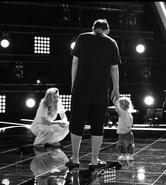 Gina Pistol alături de Smiley și fetița lor, Josephine, pe o scenă.