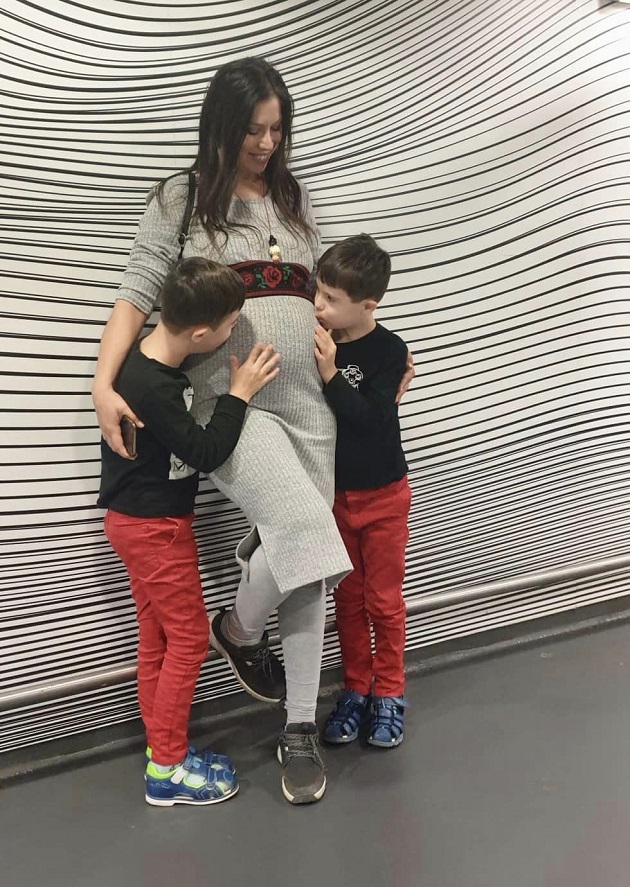 Cristina Bălan însărcinată, alături de gemenii ei care o pupă pe burtă.