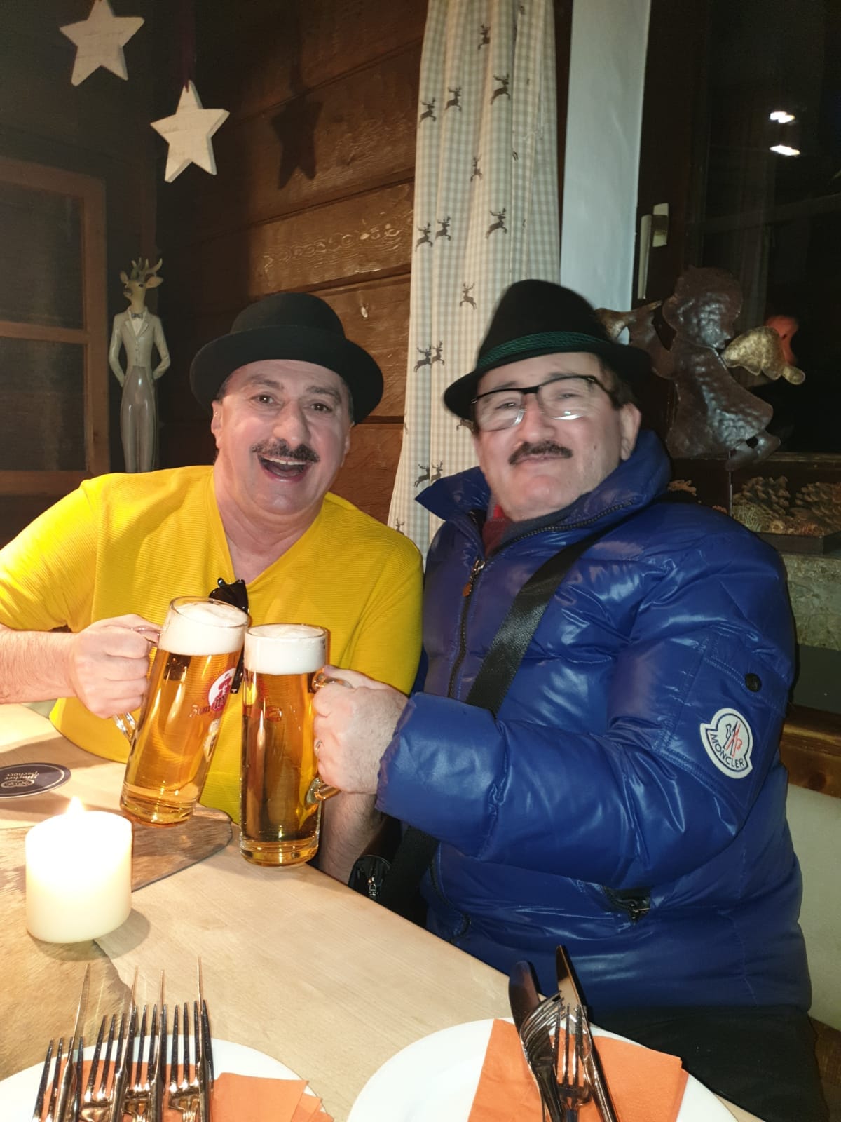 Romică Țociu și Cornel Palade, ciocnind o halbă de bere