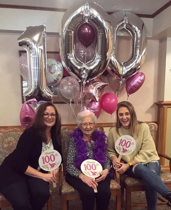 Erin Radmann la aniversarea de 100 de ani a străbunicii sale, pe care a surprins-o cu baloane și alte accesorii de petrecere.